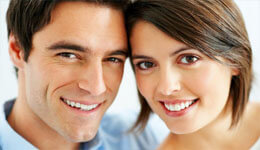 Picture of a smiling couple, showing their happiness with the dental all-on-4 procedure they received in Costa Rica.