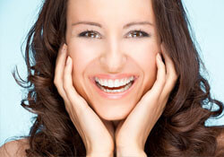 Picture of a smiling woman, showing her happiness with the dental procedures she received in Costa Rica.