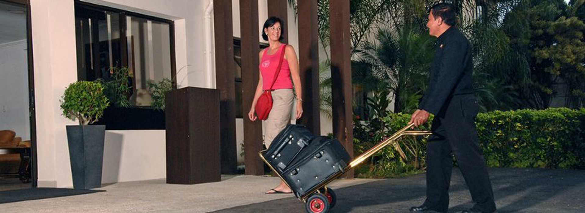 Picture of a woman arriving with her luggage at the Costa Rica Medical Center Inn.